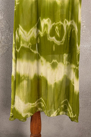 Yeşil batik ipek kadın elbise, tie-dye desen, uzun kesim, ön görünüm, yumuşak drape detaylı