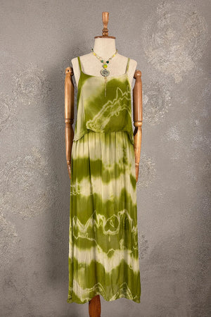 Yeşil batik ipek elbise, kadın, uzun kesim, pleated detaylı, askılı, ön görünüm, doğal desen