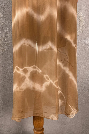 Krem batik ipek elbise, kadın, uzun kesim, yumuşak drapeli siluet, el boyaması desen detaylı, ön görünüm.
