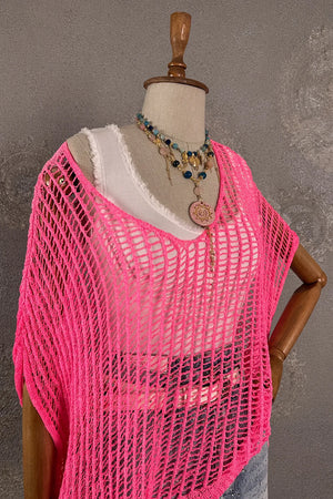 Neon pembe file merserize kadın ponço, açık örgü kesim, beyaz iç elbise detaylı, ön görünüm
