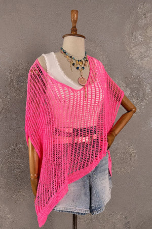 Neon pembe file merserize ponço, açık örgü detaylı, asimetrik kesim, kadın üst giyim, ön görünüm.