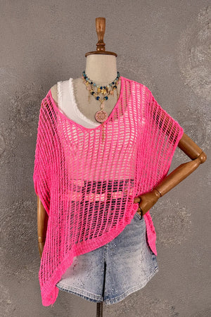 Neon pembe file merserize kadın ponço, açık örgü kesim, v yaka, onden görünüm, yazlık hafif üst.