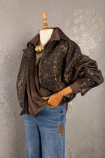 Leopar desenli crop mont, kahverengi deri detaylı, oversize kesim, kadın moda ceketi, önden görünüm