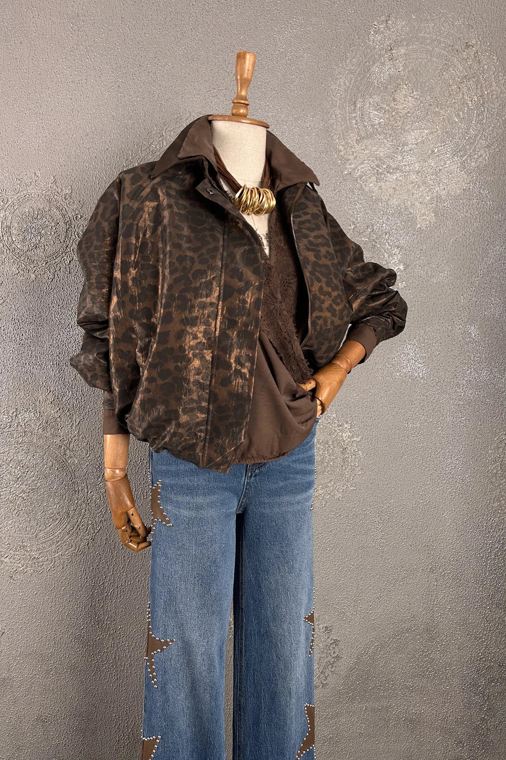 Leopar desenli crop mont, kahverengi renk, kadın giyim, oversize kesim, önden görünüm, şık ve rahat stil