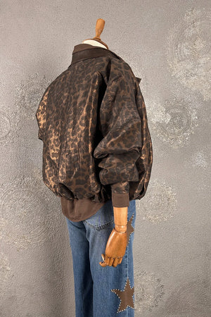 Leopar desenli crop kadın montunu, siyah-kahverengi renkte, deri malzeme, oversize kesim, yandan görünüm.