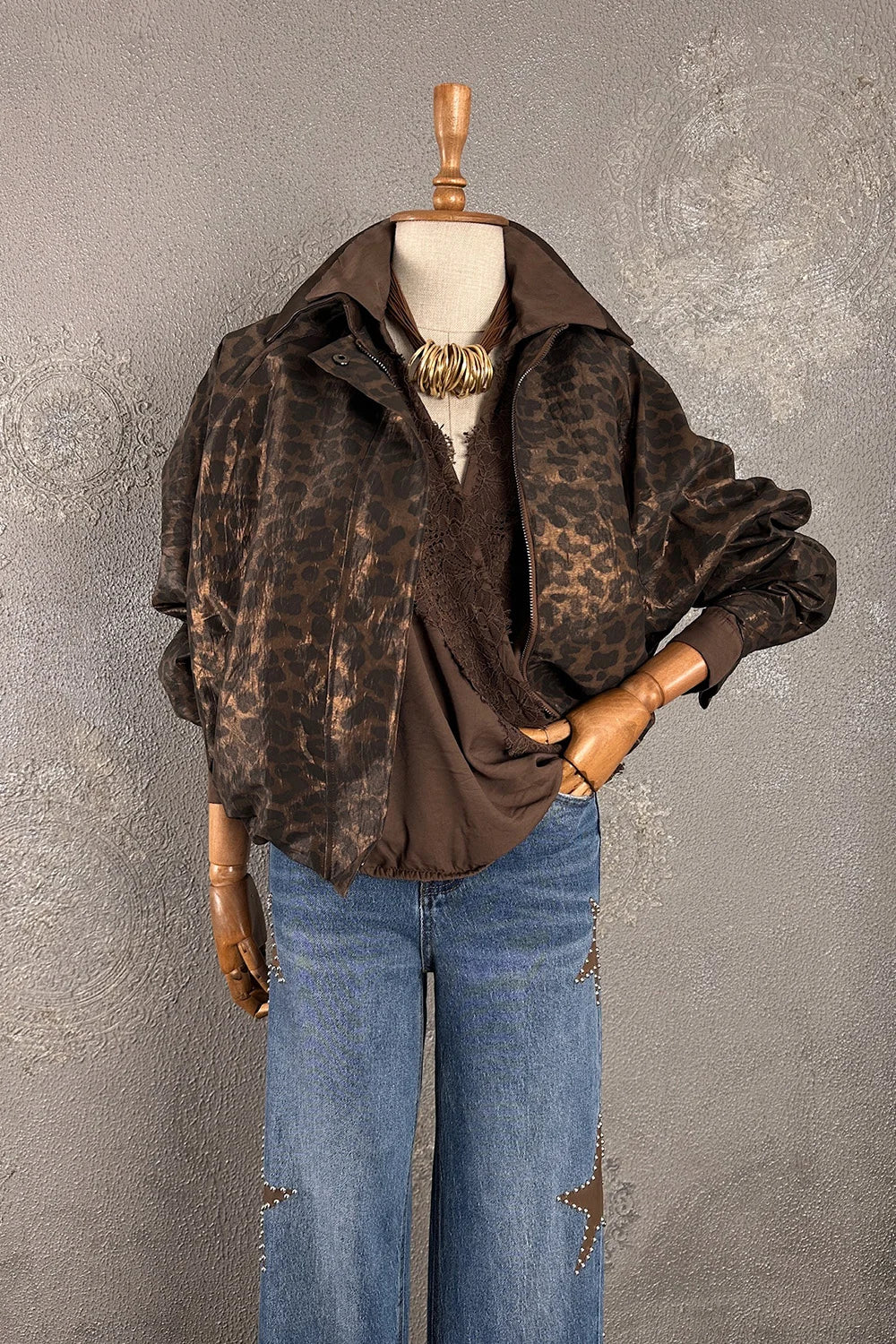 Leopar desenli crop kadın mont, siyah-kahverengi renk, deri görünümlü kumaş, oversize kesim, önden görünüm