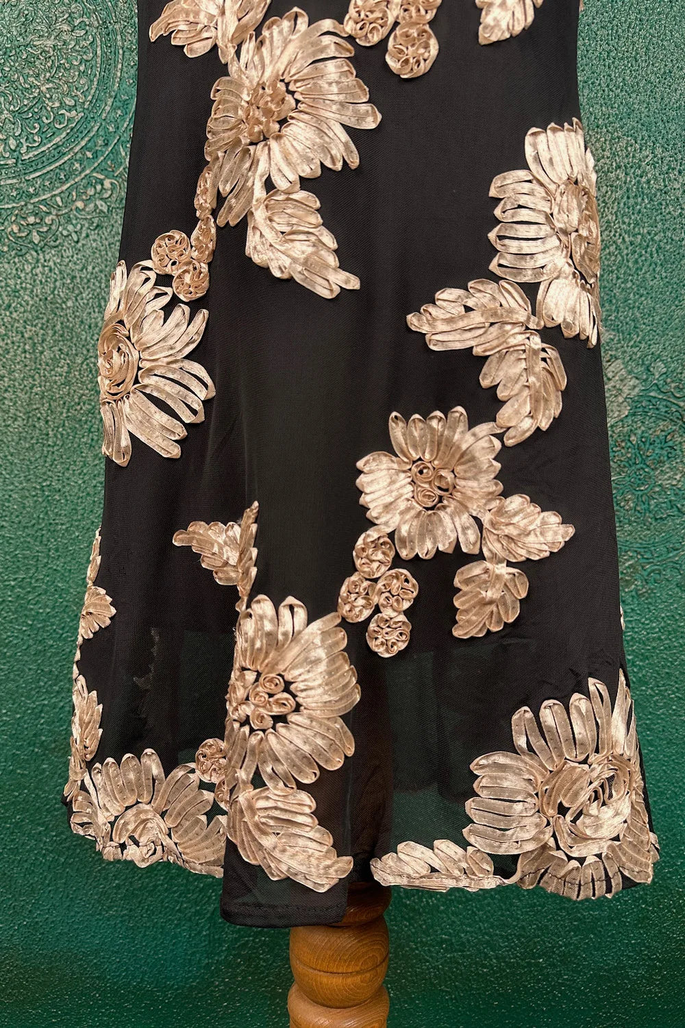 Çiçek İşlemeli Uzun Elbise