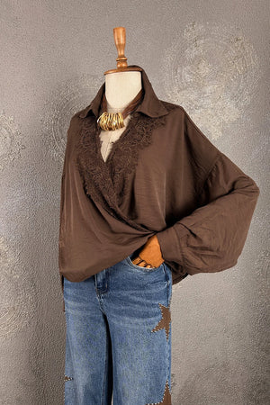 Kahverengi dantelli kruvaze gömlek, kadın, vintage stil, altın aksesuar detaylı, oversize kesim, önden görünüm