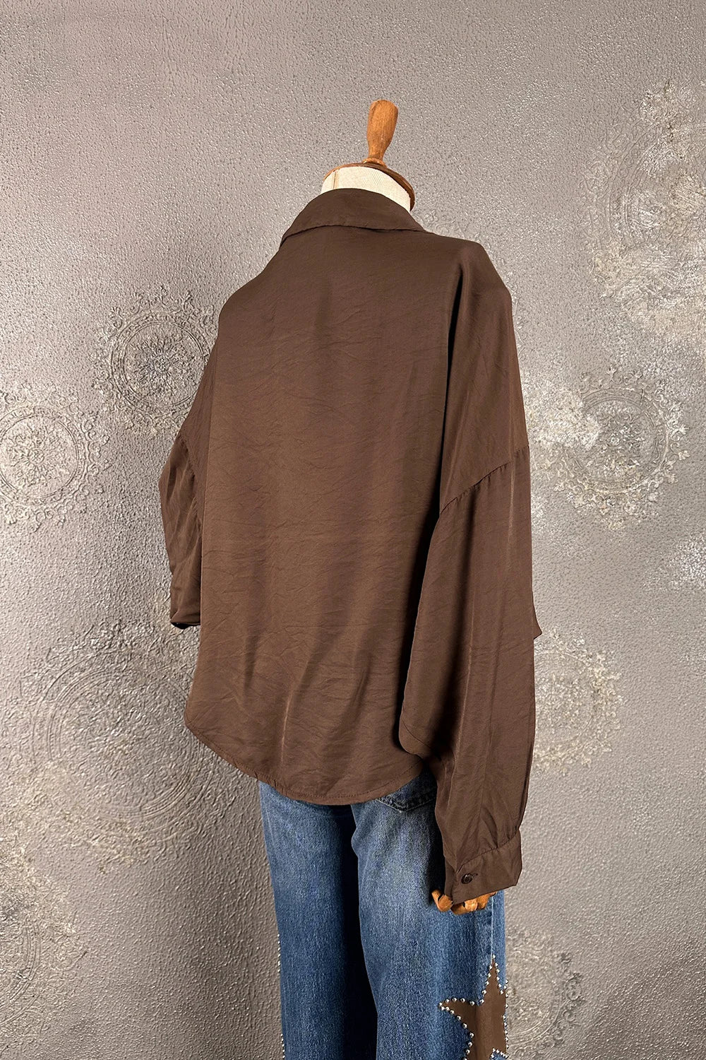 Kahverengi kruvaze gömlek, kadın oversize kesim, uzun kollu, beyaz yakalı, yandan görünüm