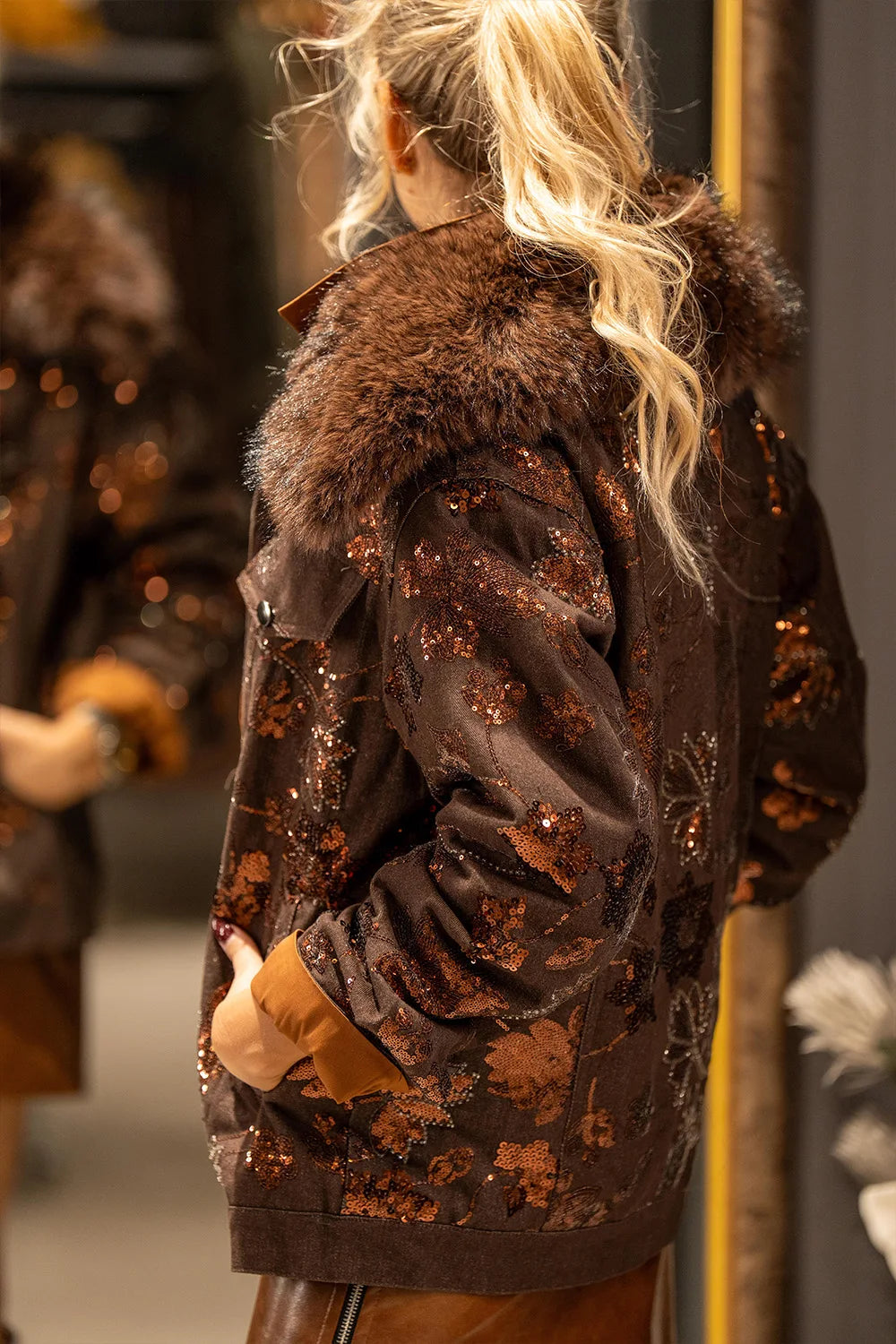 Pul İşlemeli Kürk Yakalı Mont