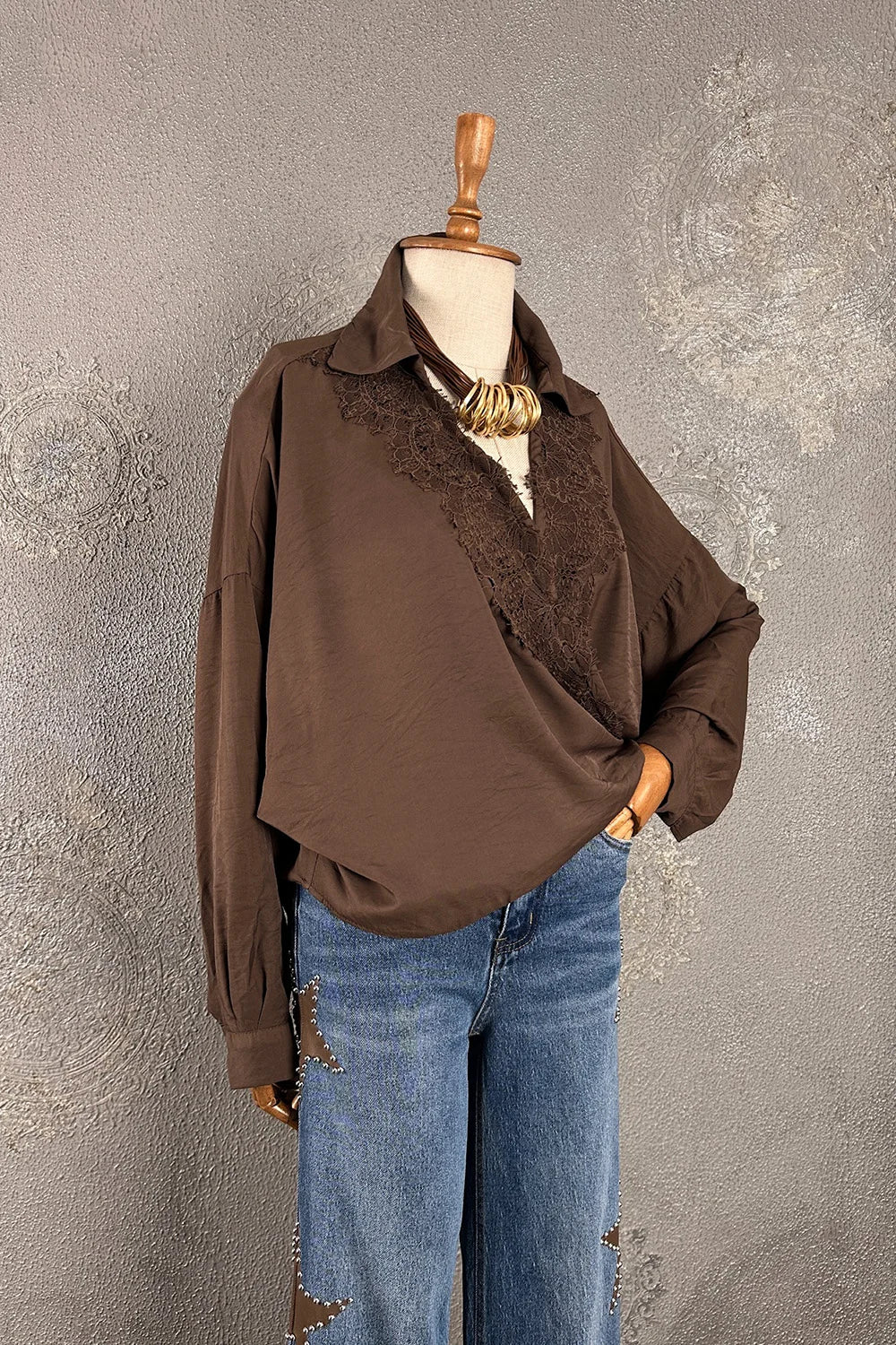 Kahverengi dantelli kruvaze gömlek, kadın, uzun kollu, lace detaylı, rahat kesim, önden görünüm
