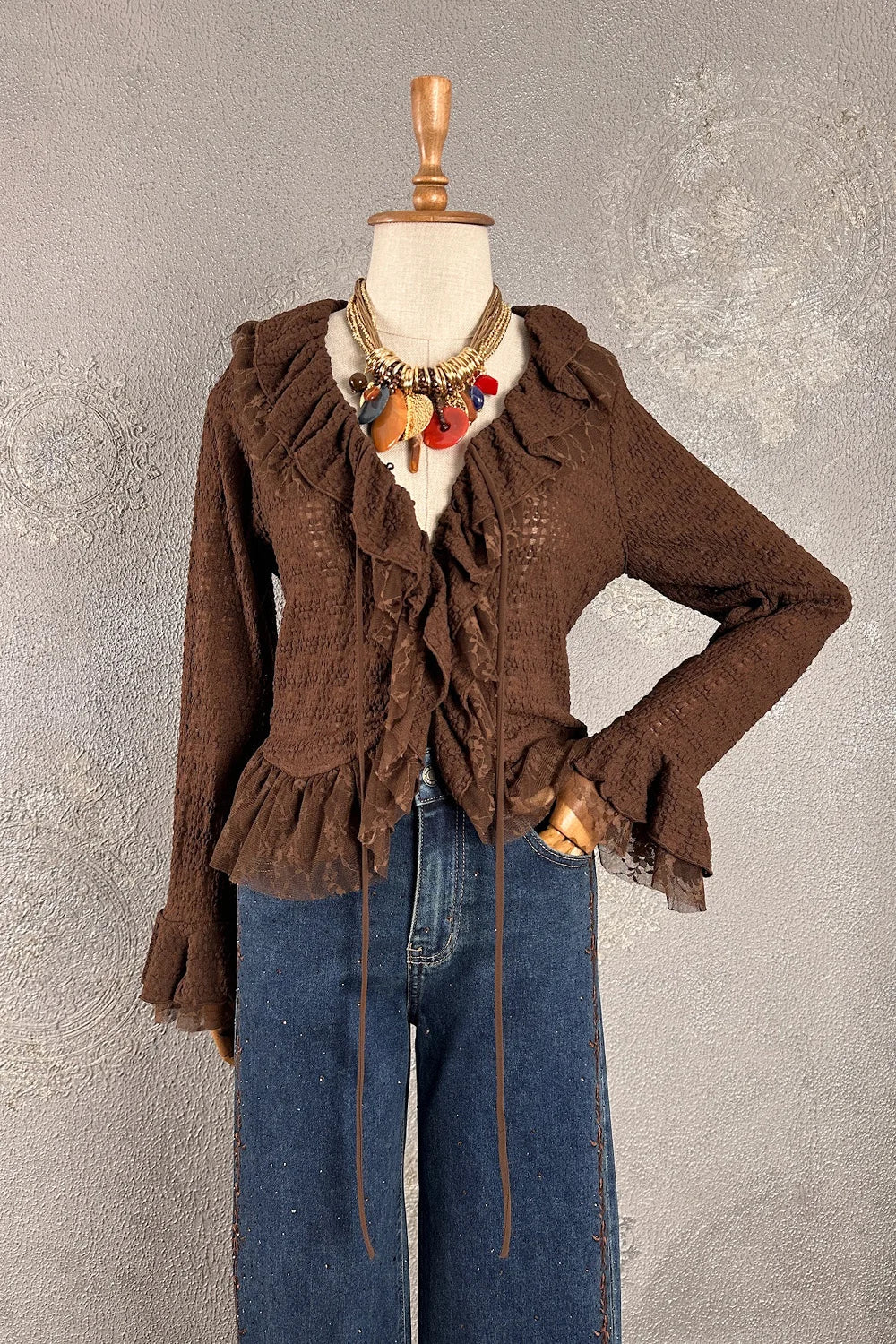 Kahverengi dantel volanlı bluz, kadın giyim, çiçek detaylı kolye aksesuarlı, vintage tarzı, önden görünüm