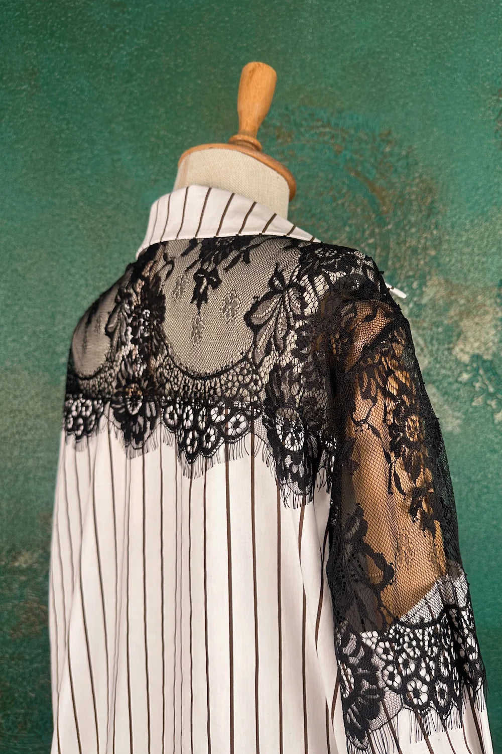 Dantel Detaylı Çizgili Gömlek