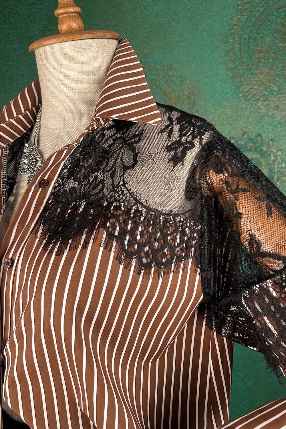 Dantel Detaylı Çizgili Gömlek