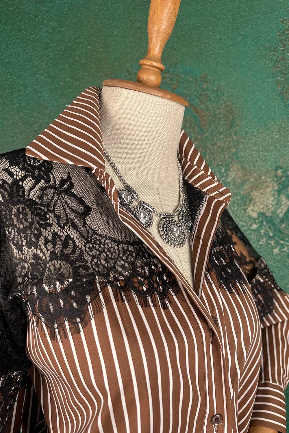 Dantel Detaylı Çizgili Gömlek