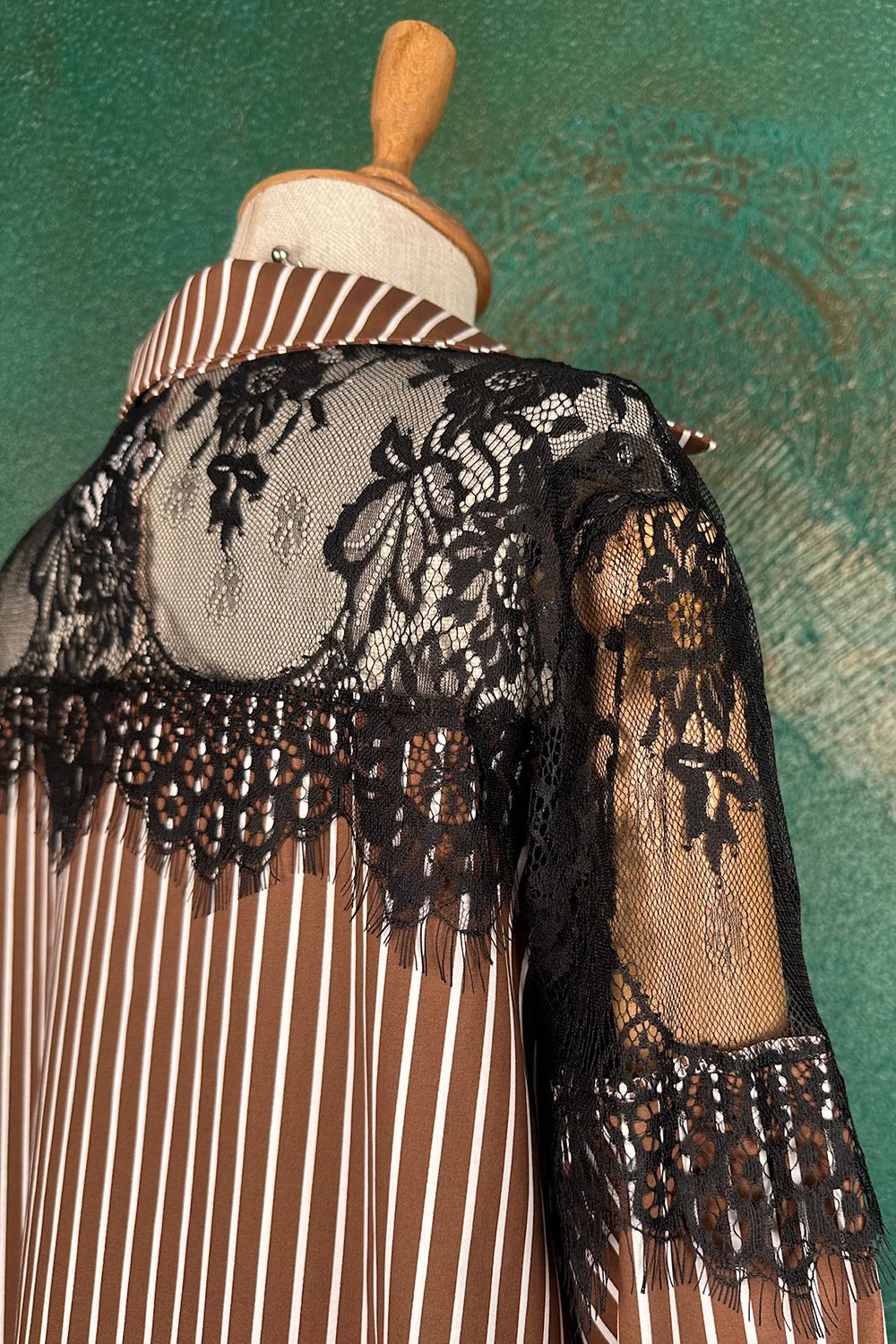 Dantel Detaylı Çizgili Gömlek