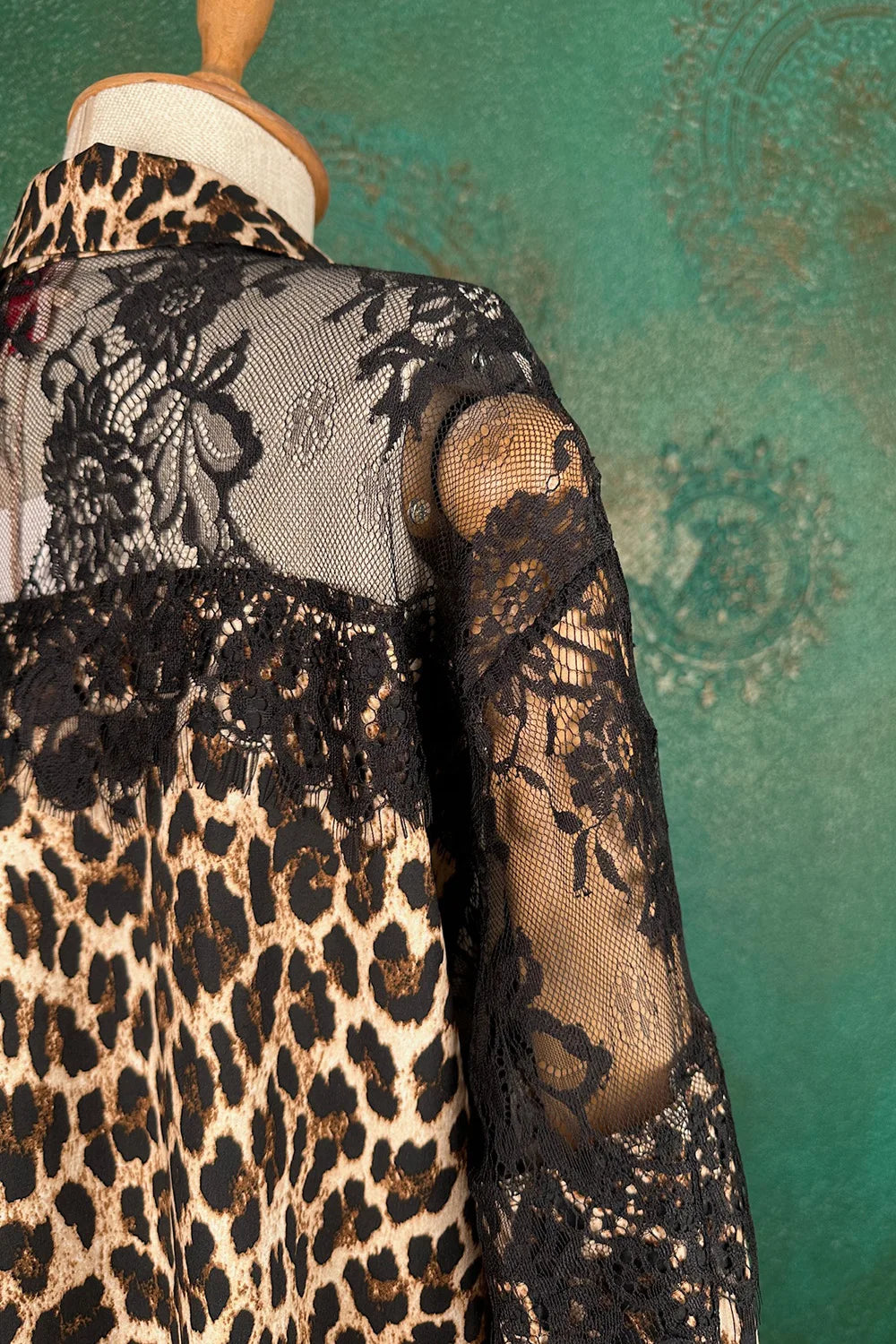 Dantel Detaylı Leopar Desenli Gömlek