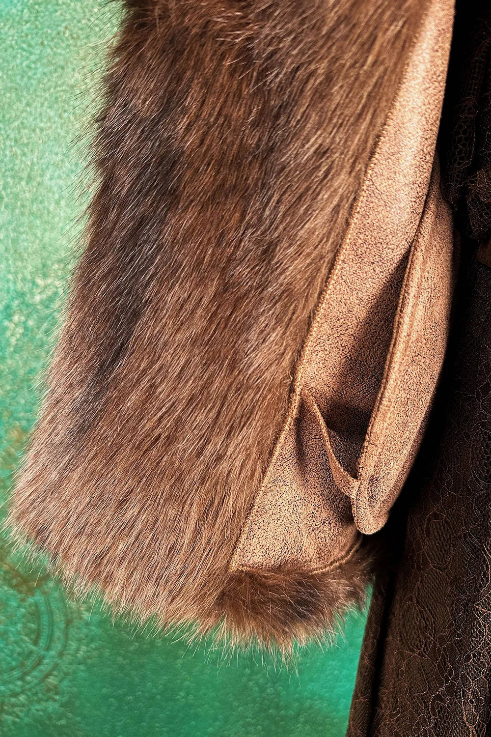 Geniş Yakalı Kürk Kaban