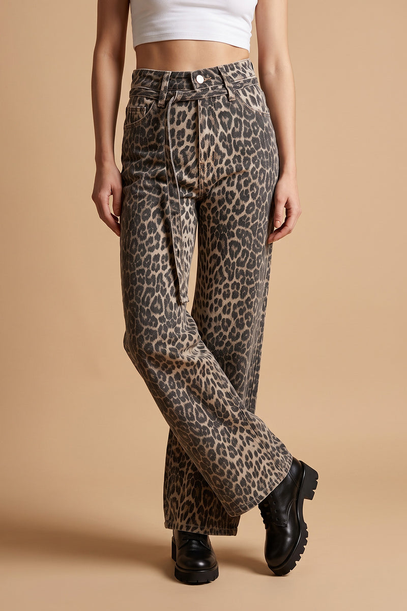 Yıkamalı leopar desenli kadın jeans, geniş kesim, siyah platform bot kombinli, yandan görünüm