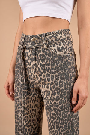 Yıkamalı leopar desenli kadın jeans, vintage tarzı, yüksek bel, önden görünüm, beige-gri renk