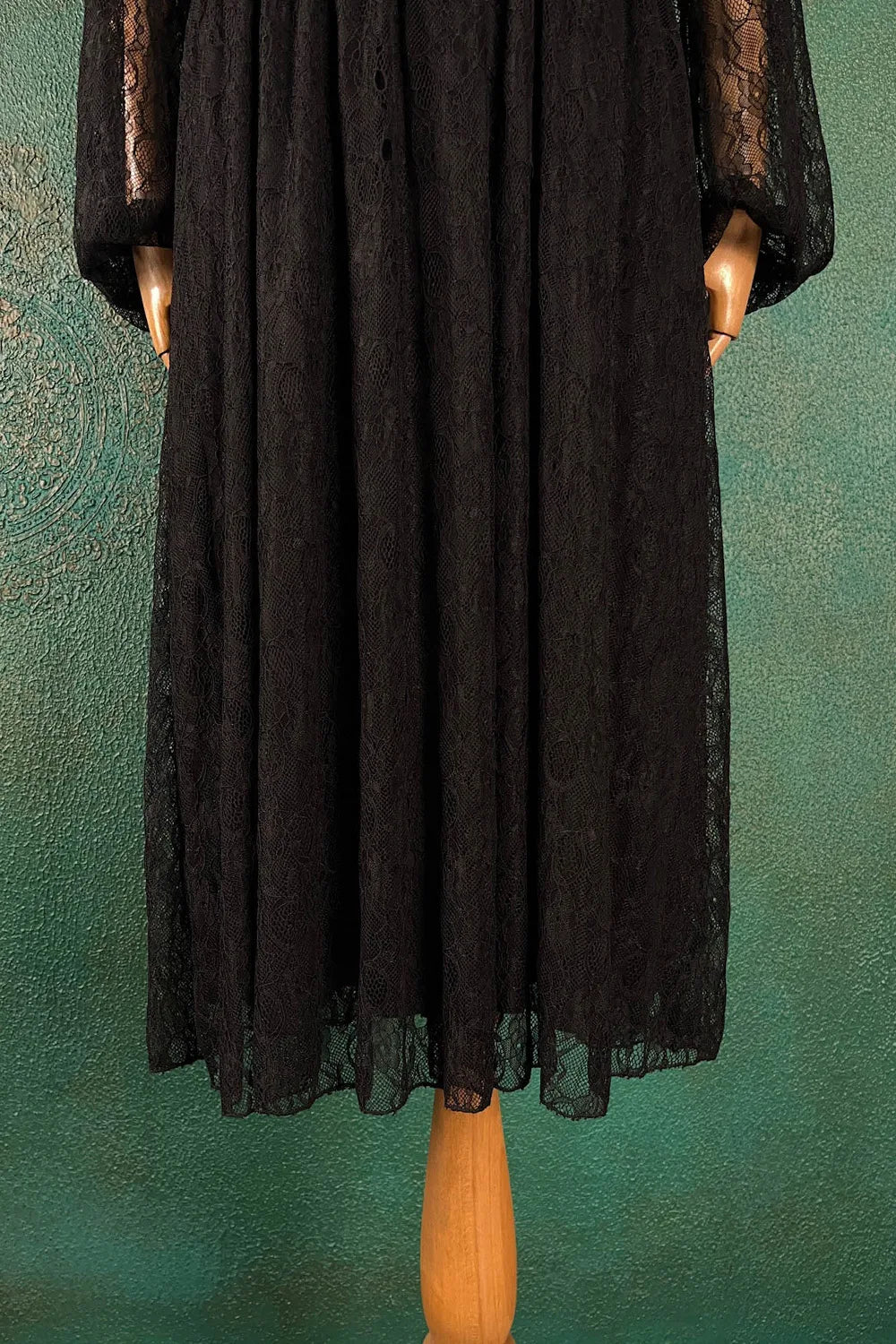 Dantel Detaylı Midi Elbise