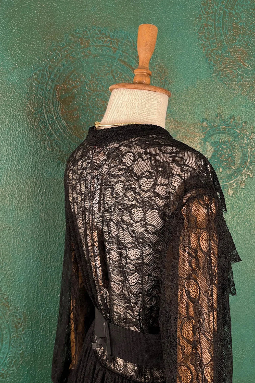 Dantel Detaylı Midi Elbise