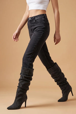 Siyah denim skinny jean, yüksek bel, kadın giyim, siyah süet çizme kombinasyonu, yandan görünüm