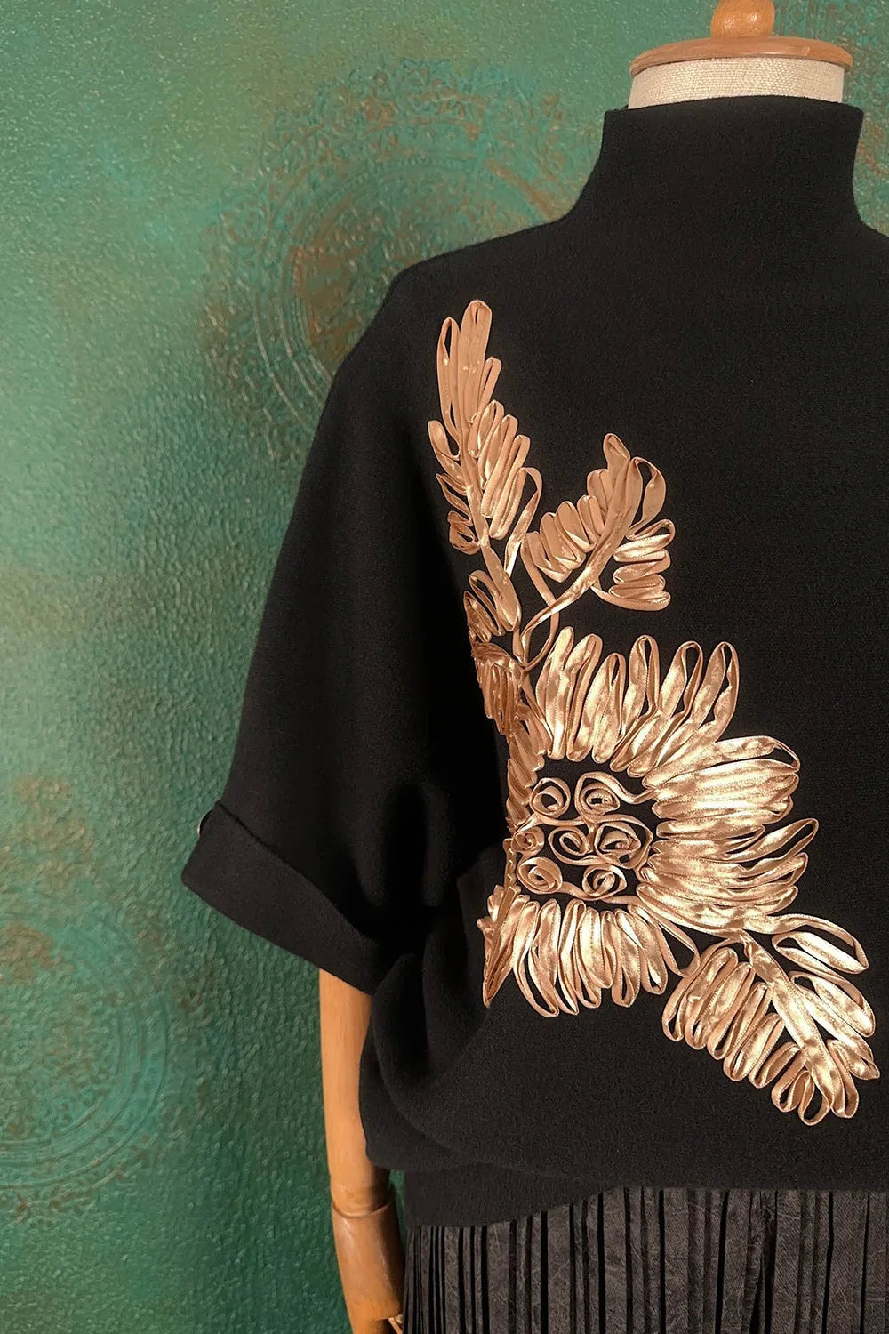 İşlemeli Triko Kazak