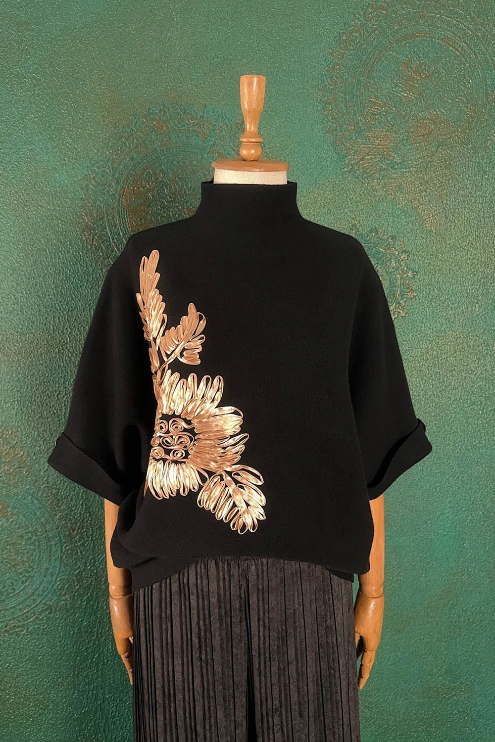 İşlemeli Triko Kazak