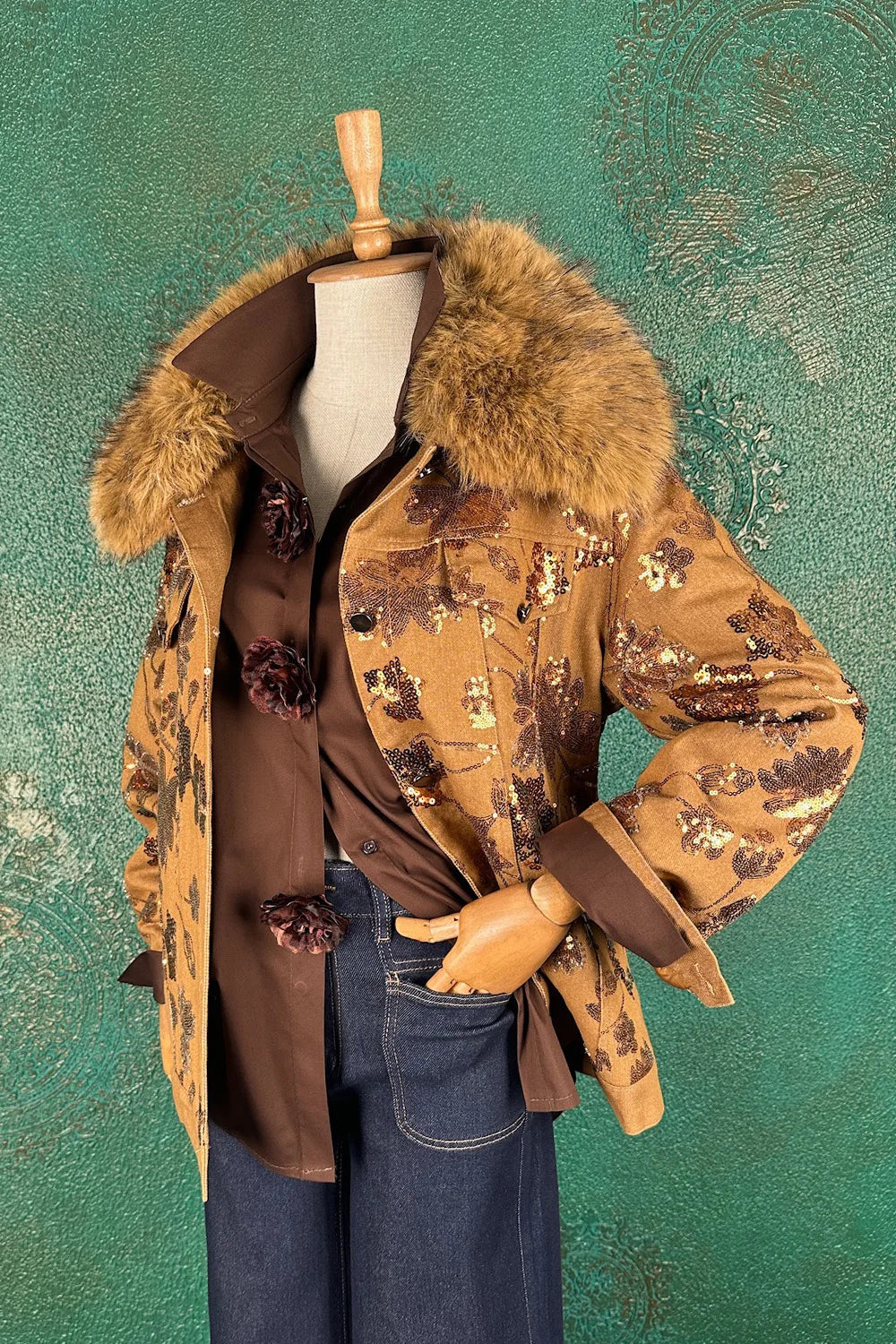 Pul İşlemeli Kürk Yakalı Mont