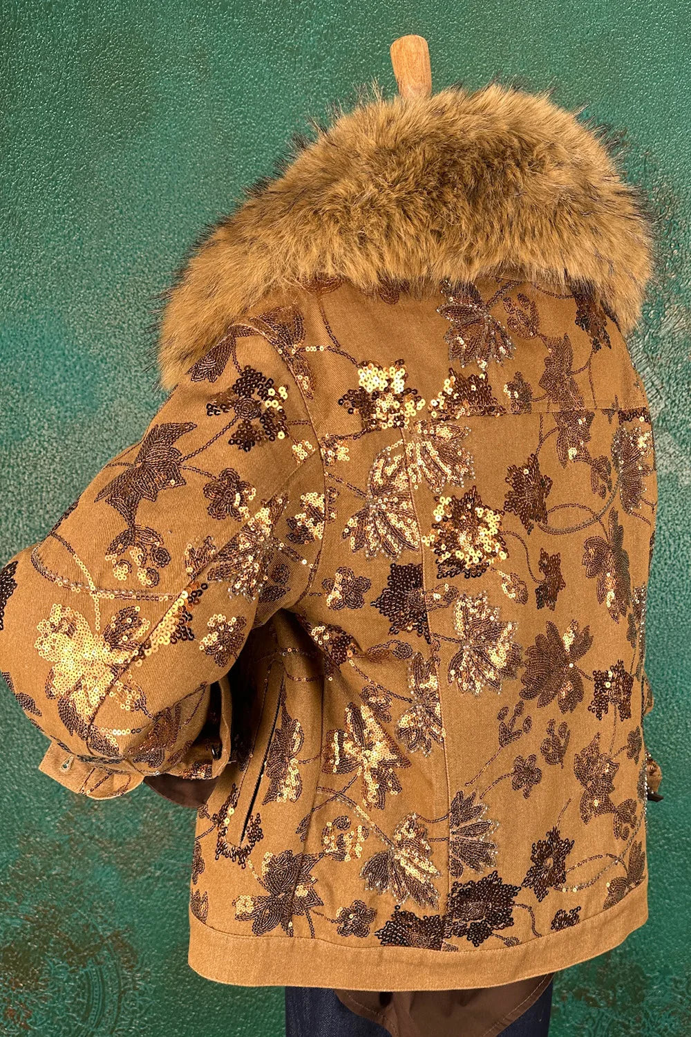 Pul İşlemeli Kürk Yakalı Mont