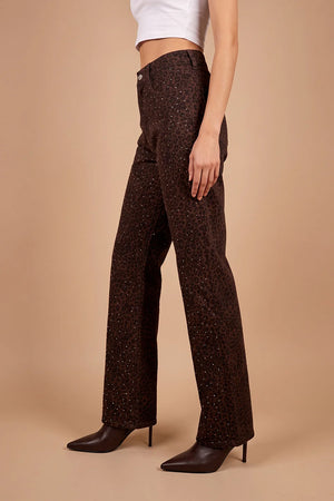 Leopar desenli taş işlemeli kahverengi kadın jeans, dar paça kesim, yandan görünüm, şık ve modern stil