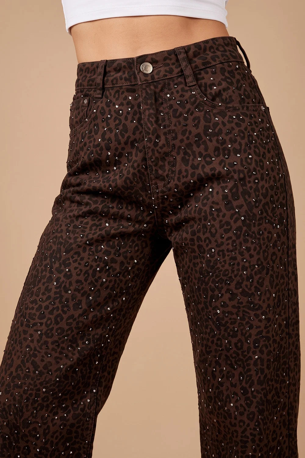 Kahverengi leopar desenli taş işlemeli kadın jeans, yüksek bel kesimi, önden görünüm.
