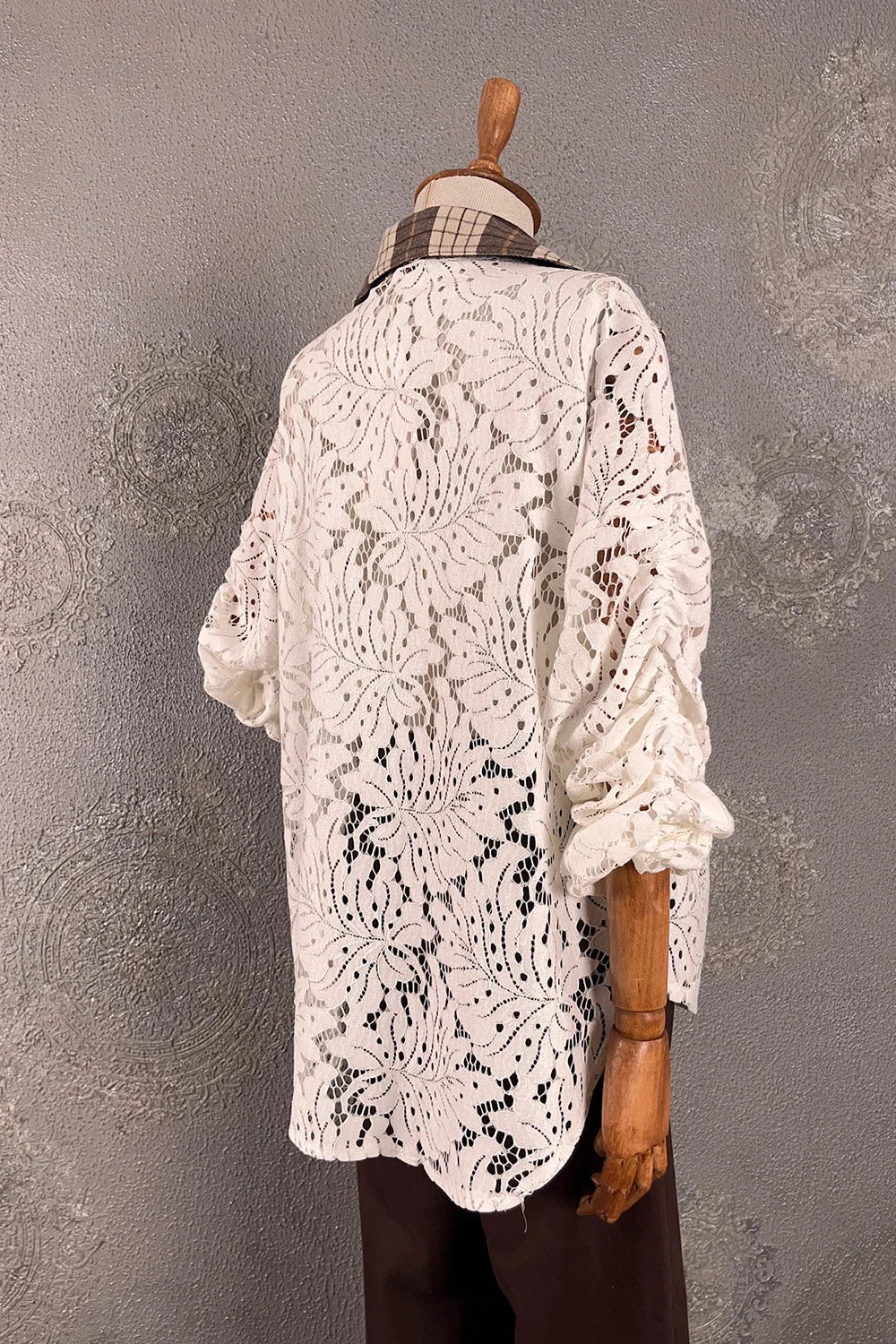 Krem dantel gömlek, çiçek desenli, uzun kollu, kadın oversize kesim, yandan görünüm