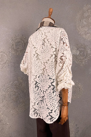 Krem dantel gömlek, çiçek desenli, uzun kollu, kadın oversize kesim, yandan görünüm
