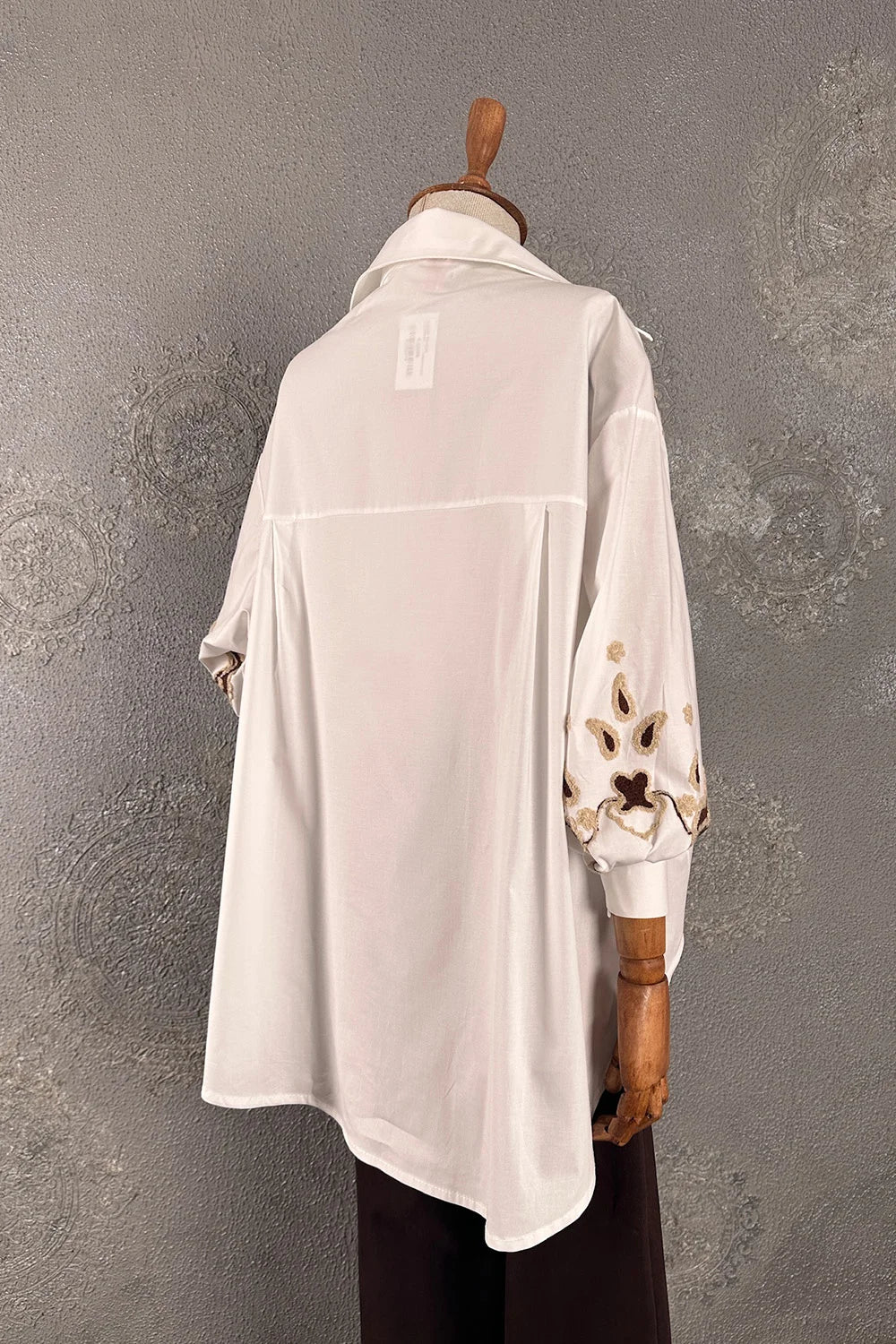 Krem nakışlı oversize gömlek, çiçek aplike detaylı, kadın koleksiyonu, yandan görünüm, rahat kesim