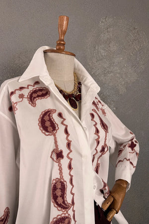 Krem nakışlı oversize gömlek, bordo çiçek işlemeli, kadın, klasik kesim, önden görünüm, uzun kollu