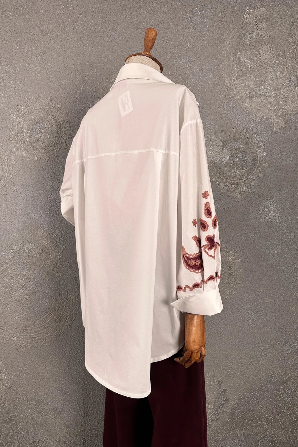 Beyaz oversize gömlek, bordo çiçek nakışı detaylı, kadın giyimi, yandan görünüm, uzun kollu şık tasarım