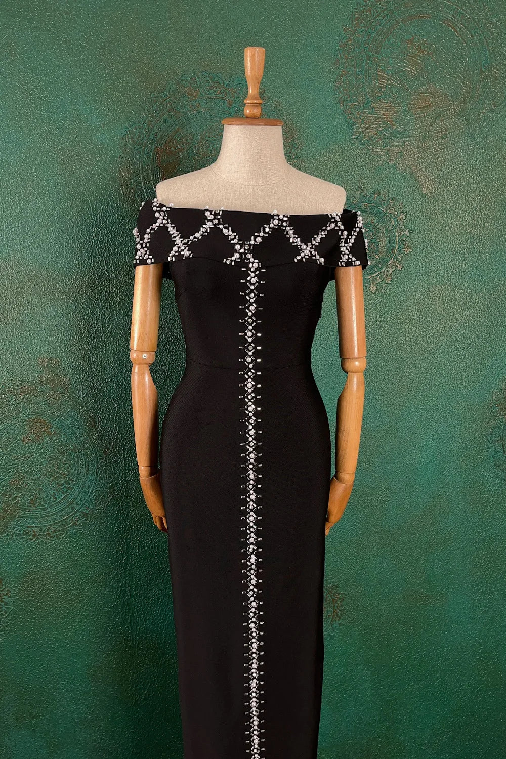 Taş İşlemeli Omzu Açık Elbise