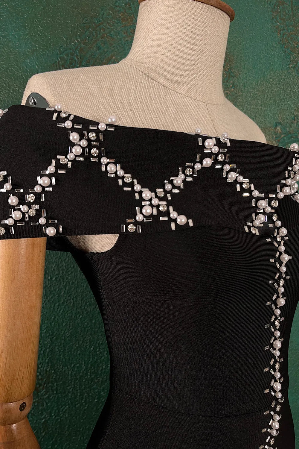 Taş İşlemeli Omzu Açık Elbise