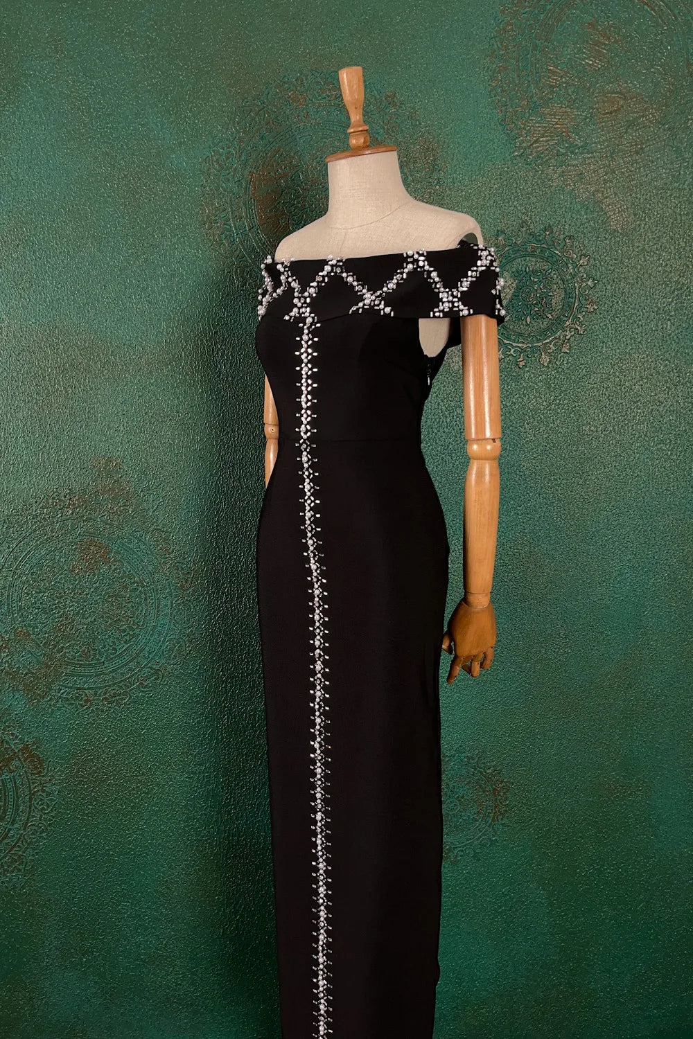 Taş İşlemeli Omzu Açık Elbise