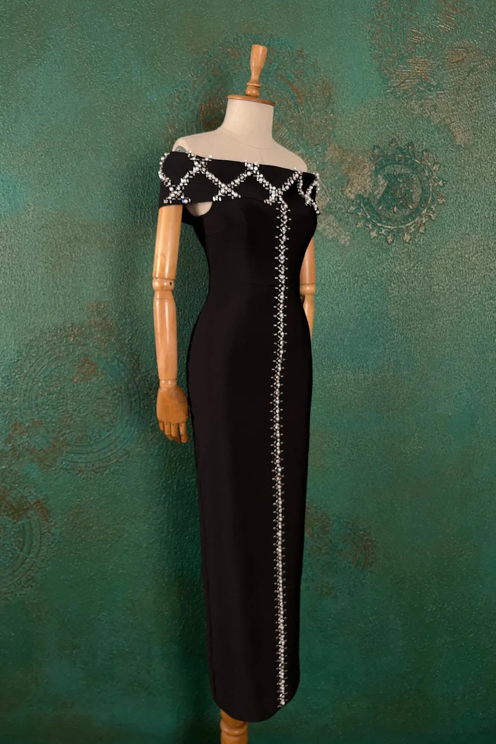 Taş İşlemeli Omzu Açık Elbise