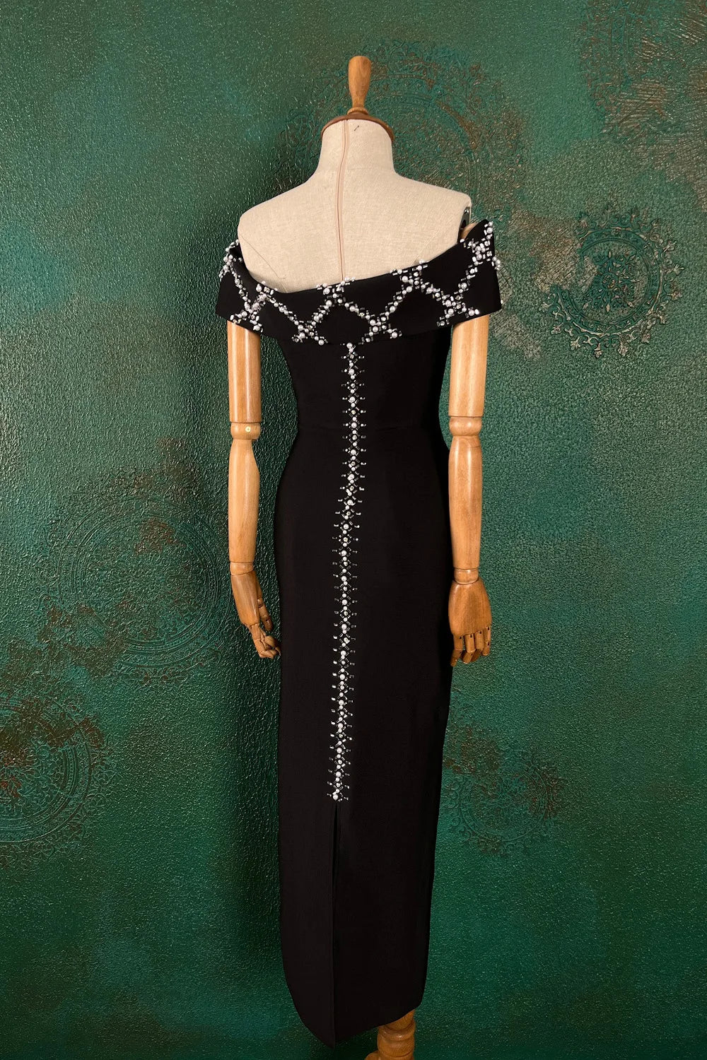 Taş İşlemeli Omzu Açık Elbise