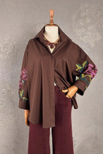 Çiçek nakışlı oversize kahverengi kadın gömlek, renkli detaylı kollar, vintage stil, önden görünüm