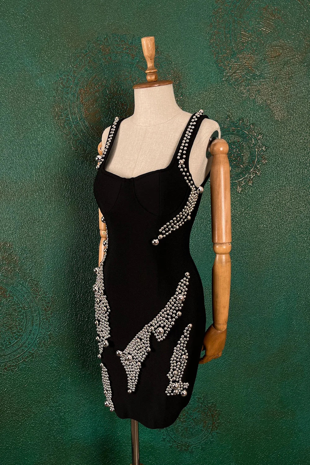 Metal Boncuk İşlemeli Kısa Elbise