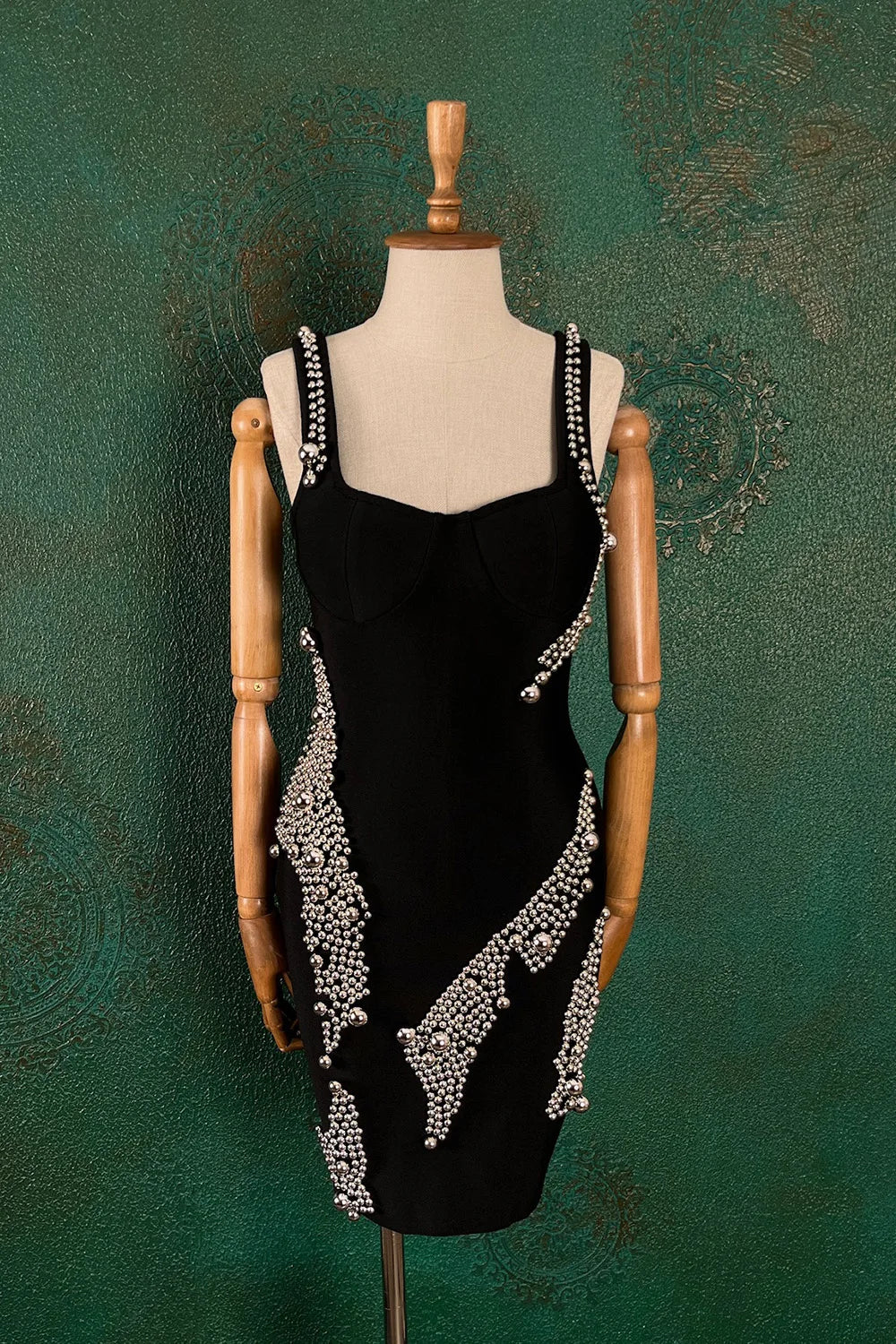 Metal Boncuk İşlemeli Kısa Elbise