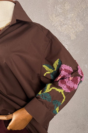 Çiçek nakışlı kahverengi kadın oversize gömlek, renkli çiçek detaylı, rahat kesim, detay görünüm