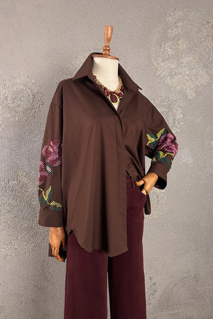 Kahverengi nakışlı oversize gömlek, çiçek detaylı, kadın, önden görünüm, rahat kesim