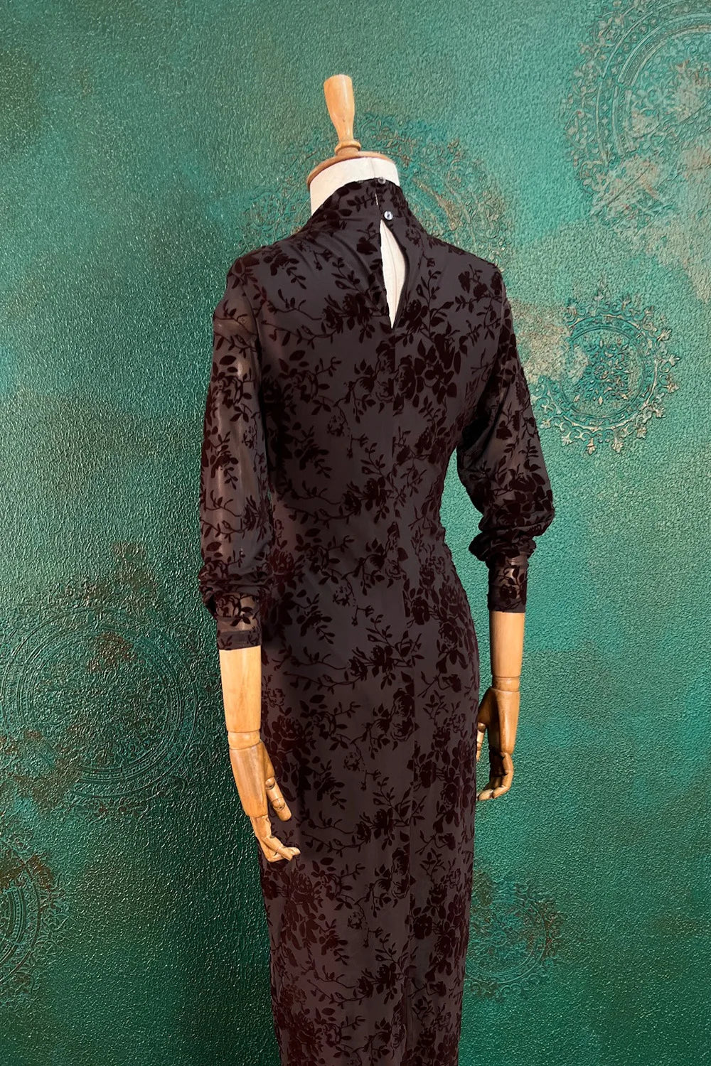 Kadife Çiçek Desenli Uzun Elbise