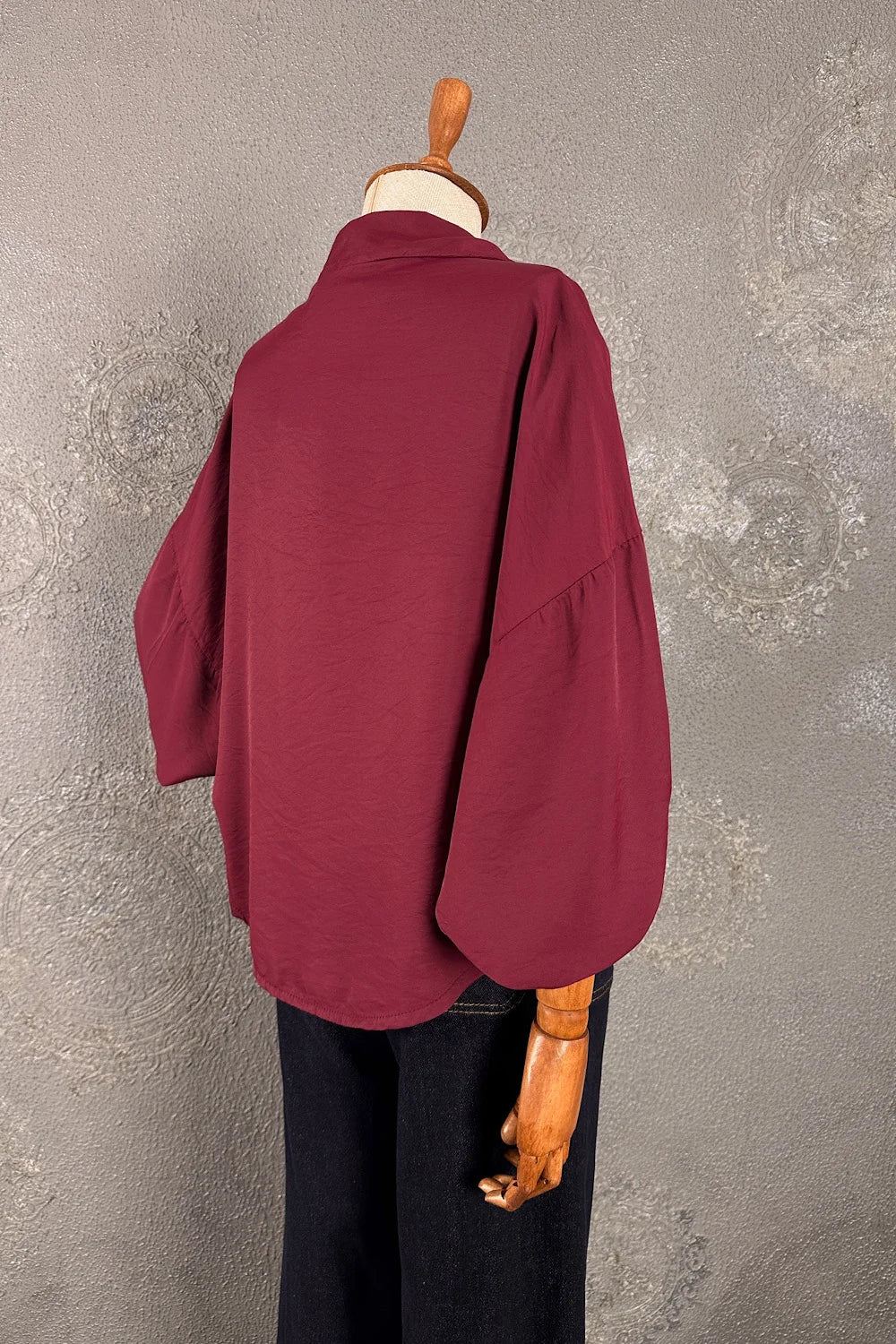 Bordo kruvaze gömlek, kadın oversize kesim, yumuşak dokulu kumaş, yandan görünüm, klasik tarzda şık parça